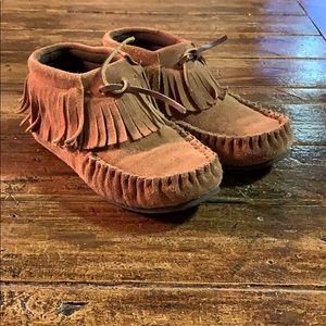 Girls size 2y moccasins.